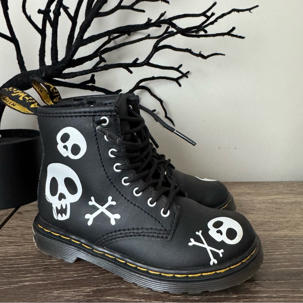 Dr Martens 1460 Skull & Bones Leather Lace Up Boots Girls Size 10 EUC Shoes Icon